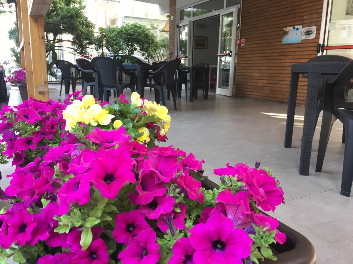 רימיני Hotel Rebola מראה חיצוני תמונה